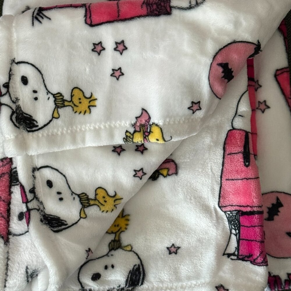 White and Pink Peanuts Snoopy Extra long plush Halloween throw blanket